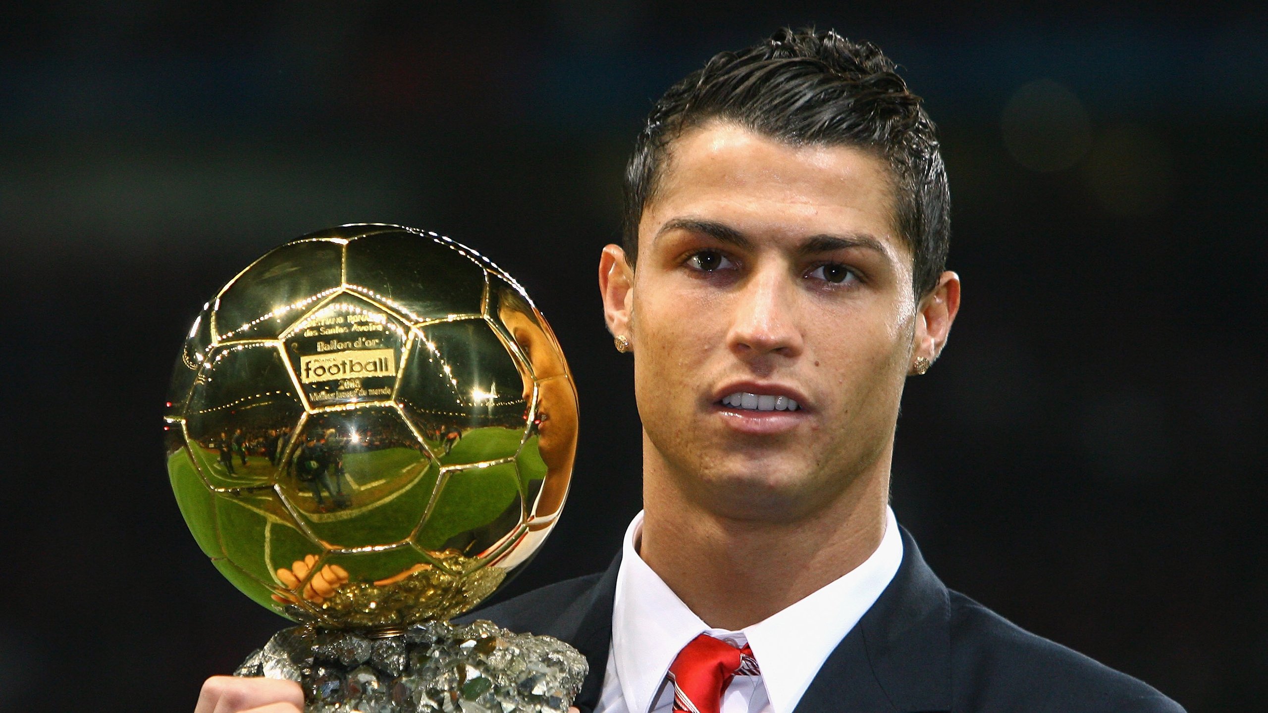 “逆境突围：球队在关键时刻的神奇表现”，《逆境突袭》